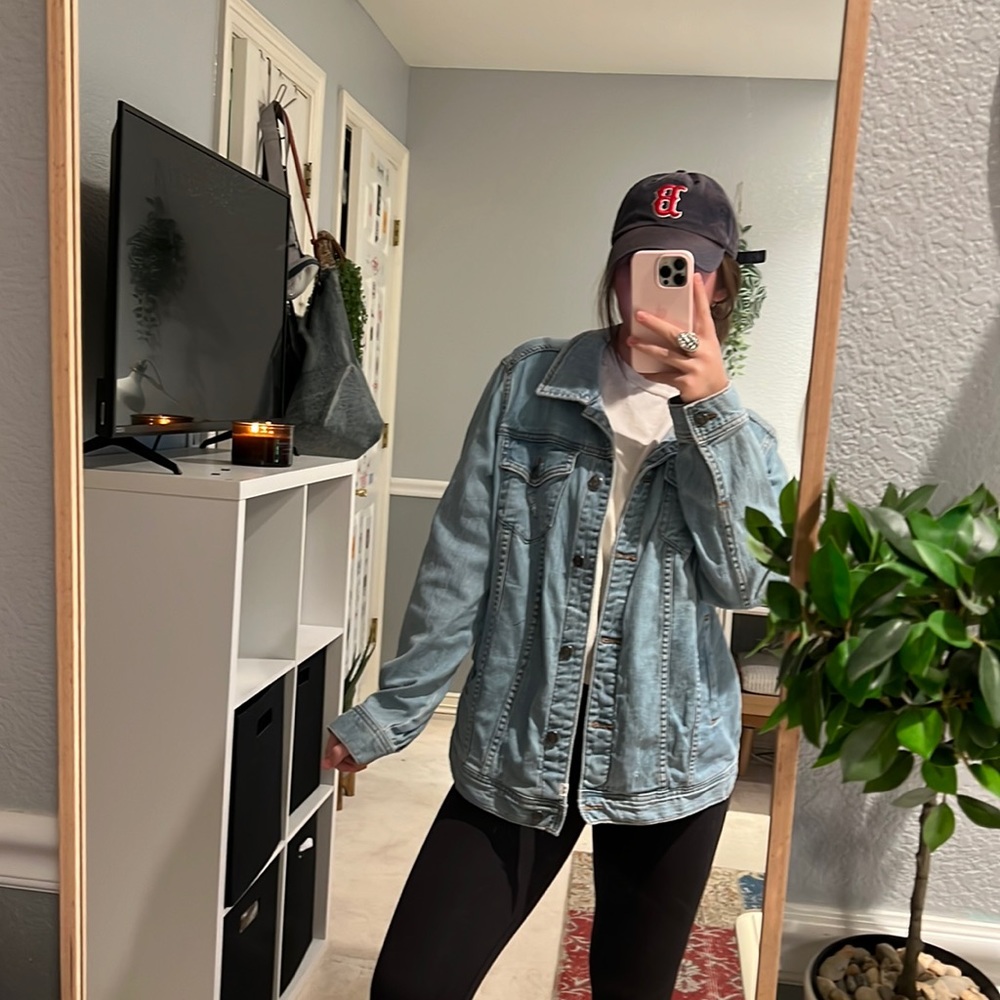 LIGHT WASH DENIM JACKET